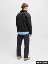 Campera utility de jean color negro, con cuello camisero, manga larga y cierre frontal de botones. Incluye dos bolsillos de parche con solapa en el pecho y dos bolsillos laterales.