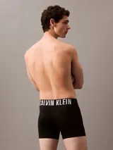 Pack de tres boxers largos de microfibra con cintura elástica distintiva de Calvin Klein. Incluye un modelo negro, uno beige y uno bordó.