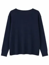 Sweater de punto color beige, de cuello redondo y manga larga con diseño holgado.