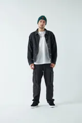 Campera negra de canvas de algodón grueso con bolsillos con cierre y botones a presión.