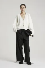 Pantalón tipo babucha de gabardina liviana color negro, con cintura elástica en espalda y tira regulable en delantero. Bolsillos en diagonal con bolsa pespunteada en delantero, bolsillos 3D plaqué en pierna delantera con tapa, tira regulable en botamanga y bolsillos plaqué con tapa en trasero.