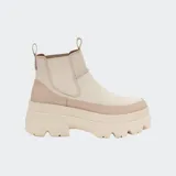 Botas Chelsea color beige con plataforma y suela track.
