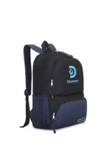 Mochila Discovery de diseño urbano, combinada en gris y negro con el logo de la marca estampado en verde. Cuenta con compartimento principal con cierre, bolsillo frontal con cierre y bolsillos laterales de red.