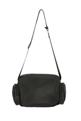 Bandolera negra de diseño moderno y funcional, confeccionada en cuero sintético. Cuenta con múltiples bolsillos externos con cierre, compartimento principal amplio y correa regulable para llevar al hombro o cruzada.