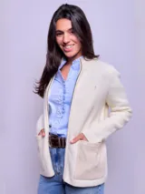 Campera de lana color crudo con cierre frontal, cuello alto y bolsillos frontales aplicados en tono beige. Presenta un diseño estructurado con espalda en paño.