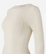 Suéter color crema de tricot con cuello redondo y manga larga.