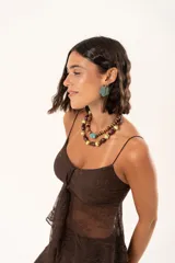 Top de encaje color chocolate con breteles finos, diseño con frunce central y terminación en punta en el ruedo.