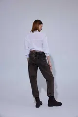 Pantalón de jean con efecto lavado ácido en tono marrón oscuro, de corte recto y tiro medio.