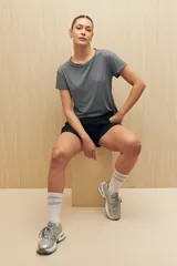 Remera color lila de manga corta, corte ajustado y cuello redondo.