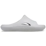 Sandalias tipo slide de una sola pieza, color blanco, con diseño minimalista y orificio de ventilación en la parte superior. La suela presenta un patrón acanalado para mayor tracción.