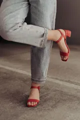 Sandalias de taco ancho de 4 cm, color beige charol, con tira delantera y tira en el talón con hebilla ajustable.