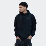 Canguro negro con capucha y cordones ajustables, bolsillo tipo canguro y logo 'Relajo' estampado en el pecho.