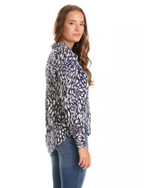 Camisa de manga larga con cuello camisero y cierre frontal de botones. Presenta un estampado abstracto en tonos azul marino y beige.