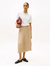 Falda midi color beige con diseño plisado y cintura elástica con logo de Tommy Hilfiger.