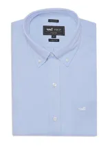 Camisa de vestir de hombre de manga larga, color celeste claro, con cuello button-down y bolsillo en el pecho. Presenta un pequeño logo bordado en el bolsillo.