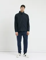Pantalón jogging de tejido circular con cintura elástica y cordón ajustable. Presenta puños elastizados en el ruedo y bolsillos laterales.
