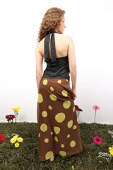 Top de cuello halter con estampado de rayas verticales en tonos granate, beige y mostaza. Confeccionado en tejido elástico, presenta un corte ajustado y diseño sin mangas.
