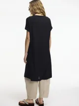 Vestido largo negro de tejido de punto con mangas cortas y tajo frontal.