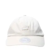 Gorro tipo dad cap de la marca Puma, color beige arena, con parche bordado del logo en la parte frontal y visera curva.