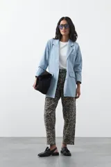 Pantalón de corte barrel con estampado animal print, tiro medio-alto, silueta curvada con volumen y bajo ligeramente ajustado.