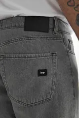 Jean gris de corte recto, holgado en cintura y cadera, con leve ajuste en el bajo.