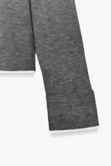 Jersey de punto verde militar con efecto doble, escote redondo y mangas largas con detalles en blanco en el cuello, puños y ruedo.
