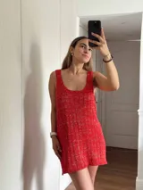 Vestido corto de tejido de punto, color marrón con hilos dorados (lurex) que le dan un brillo sutil. Diseño de tirantes anchos y escote redondo.