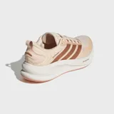 Championes de running Adidas Supernova Ease 2, color salmón con detalles en tonos tostados y entresuela blanca.