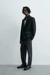 Pantalón regular fit color negro de tejido con viscosa, con cintura elástica ajustable con cordón, bolsillos frontales y traseros.