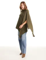 Poncho tejido de punto con diseño asimétrico y aberturas laterales para los brazos.