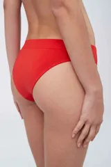 Bombacha de bikini color rosa, de microfibra sin costuras y tiro bajo.