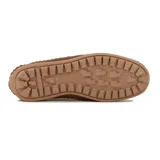 Zapato tipo mocasín o náutico de hombre, color negro, con costura artesanal visible alrededor del empeine y puntera. Presenta perforaciones tipo picado en la parte frontal y un pequeño detalle de etiqueta roja en el lateral.