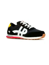 Championes de estilo urbano Hush Puppies de la colaboración Peanuts, en color negro con detalles en blanco, amarillo y rojo. Presentan cordones blancos, la característica letra 'H' de la marca en el lateral, un pequeño estampado de Snoopy en el talón y la inscripción 'Peanuts' en la suela.