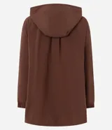 Campera parka de estilo deportivo con capucha, cierre frontal por cremallera, cintura ajustable con cordón y mangas largas con puños elásticos. Presenta un diseño funcional con bolsillos delanteros y ruedo redondeado.