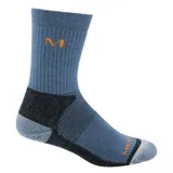 Calcetines de caña media color azul con detalles en negro y gris. Presentan logo naranja en la parte superior y tejido acanalado.