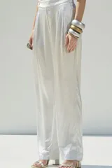 Pantalón de vestir plateado, de corte palazzo y tiro alto.