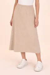 Falda larga de tejido de punto en color beige, con corte acampanado y cintura elástica.