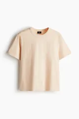 Remera de cuello redondo con ribete acanalado y bajo recto, confeccionada en punto de algodón liviano con corte estándar.