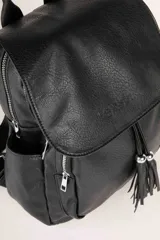 Mochila negra de cuero sintético con solapa y cierre de cordón con dos flecos decorativos con cuentas plateadas. Cuenta con tres compartimentos principales, bolsillos internos adicionales, dos bolsillos laterales y un bolsillo trasero con cierre. Tiene un asa superior fija y dos correas regulables en la espalda.