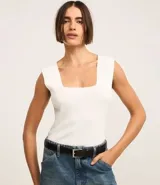Blusa sin mangas de punto color blanco, con escote cuadrado tanto en el busto como en la espalda y breteles anchos.