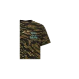 Remera de manga corta con estampado de camuflaje en tonos verde militar, marrón y negro, con cuello redondo y el texto "DÉPT de la GALERIE" estampado en color celeste en el pecho.
