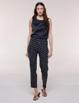 Pantalón elastizado de tiro alto estilo pull-on, marca Zac & Rachel. Modelo de corte cigarrete de silueta ajustada con diseño a rayas en color blanco y azul. Pretina ancha elastizada sin cierres ni botones, con diseño de línea limpia sin bolsillos.