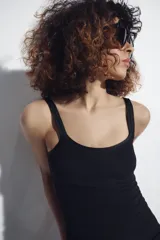 Musculosa de punto rib color gris oscuro, de corte slim fit con escote redondo y tirantes finos.