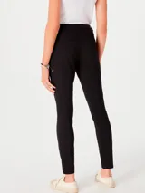 Pantalón sastrero de corte recto y ajuste entallado, con cintura de tiro medio, cierre frontal con botón y bolsillos laterales.