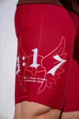 Calza deportiva corta de color rojo, con diseño estampado en el lateral que incluye el número 3:17, alas y una frase motivacional. Confeccionada en tejido técnico elástico de alta compresión.