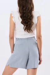 Short de viscolino color beige, con media cintura elastizada, bolsillos amplios y detalle de volado en los laterales.