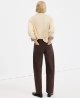 Jeans rectos tiro medio color marrón oscuro con bolsillos clásicos y cierre frontal.