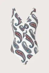 Malla enteriza de color blanco con estampado paisley en tonos azul, rojo y tostado, escote en V y detalles fruncidos en el centro.