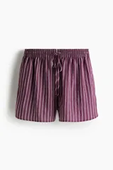 Short de sarga color bordó con patrón de rayas verticales blancas, cintura elástica fruncida con cordón ajustable y bajo levemente redondeado.