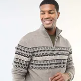 Sweater de punto en color beige con diseño jacquard geométrico en la parte superior. Presenta cuello chimenea con cierre frontal parcial y puños y ruedo acanalados.